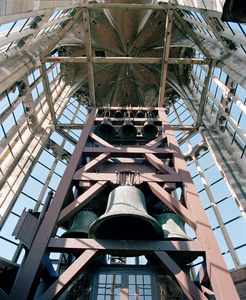 823884 Gezicht in de klokkenstoel met de luidklokken en het carillon van de Domtoren (Domplein) te Utrecht.